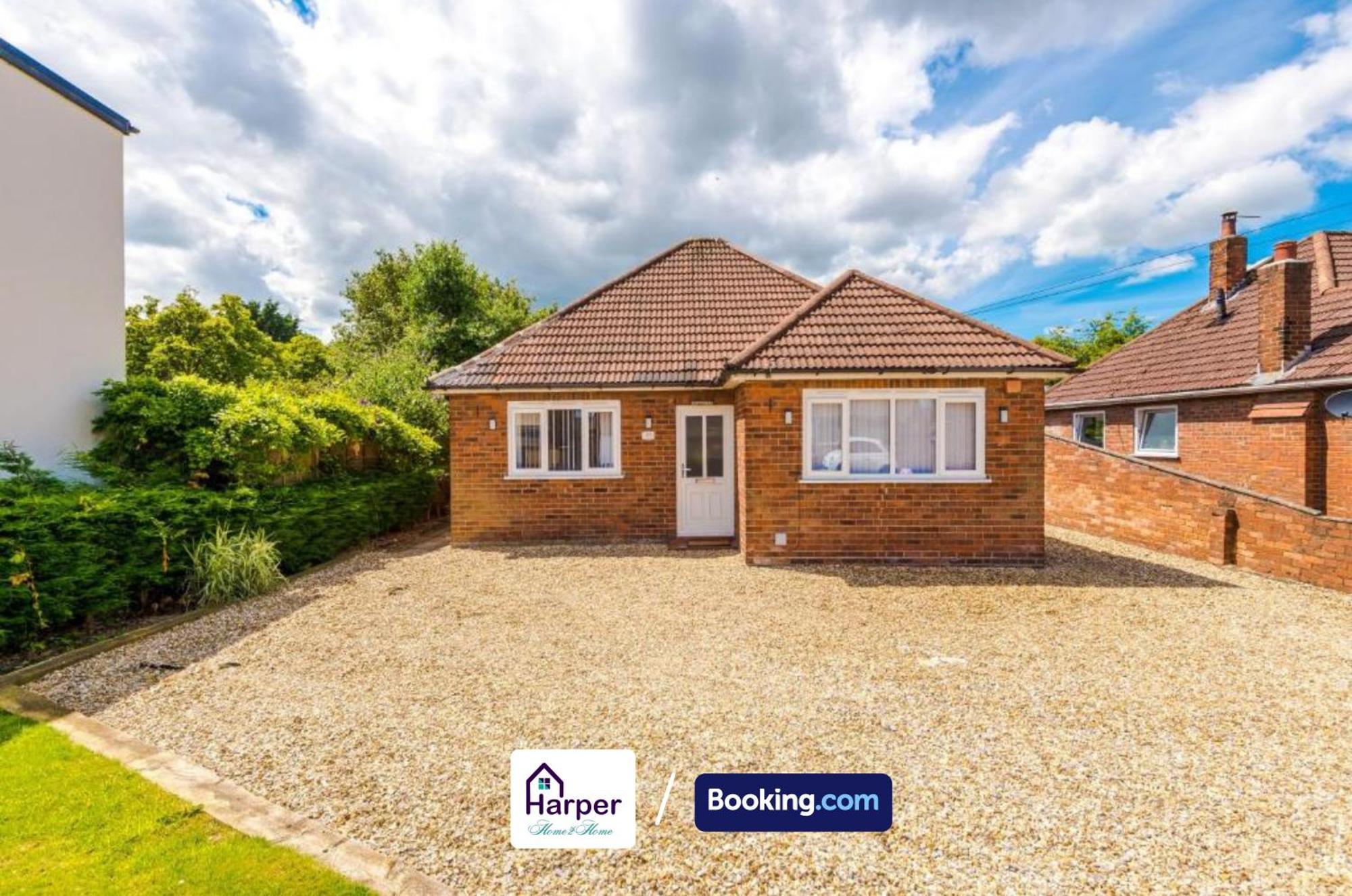 Spacious Detached Bungalow By Harperletting Short Lets & Serviced Accommodation Buckely With Pool Table & Driveway Buckley Esterno foto